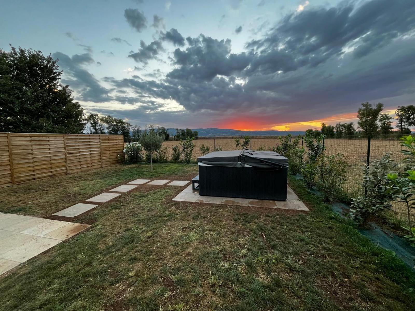 Maison 2 Chambres Avec Exterieur Et Jacuzzi Bourg-les-Valence Exterior photo